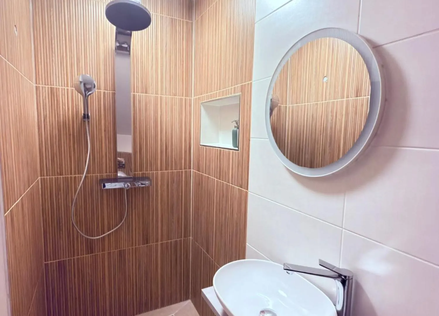 Cosy Cave Station In Prague 5 Apartment